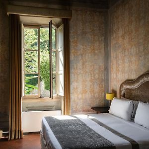 Camera media con letto king size